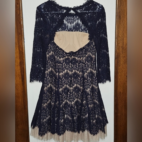 Betsy & Adam open back lace dress with 3/4 sleeves. Fit and flare. Size 8 Medium - Picture 9 of 12